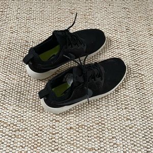 Women’s Nike Roshe Run Sneakers
